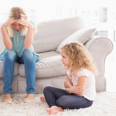 Mutter mit ihrem unglücklichen Kind