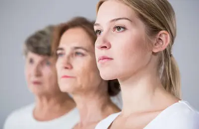 Zwei Frauen sitzen sich beratend gegenüber